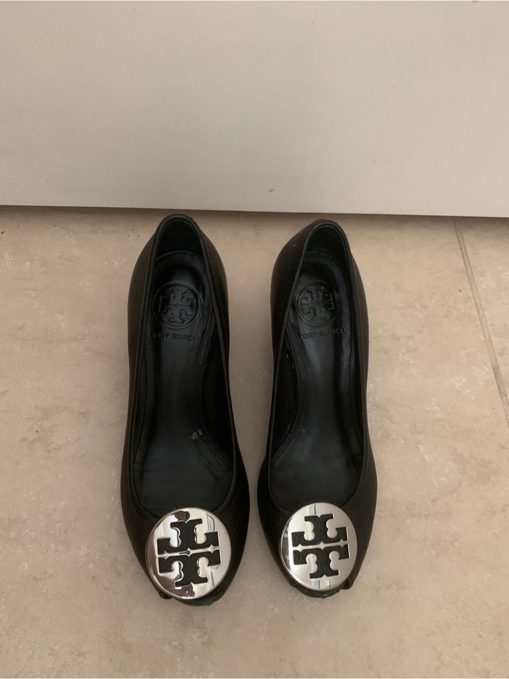 Tory Burch Sally Black Pebbled Leather Wedge Pumps Size 5.5 - Picture 2 of 11